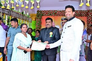 Sri TG Bharath, Hon’ble Minister for Industries & Commerce Food processing Govt of AP, Collector & District Magistrate, Kurnool presented Certificate of Appreciation to Smt. M.Kalyani, DIA, Kurnool