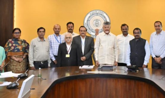 आंध्र प्रदेश के माननीय मुख्यमंत्री ने अमरावती स्थित मुख्यमंत्री कार्यालय में 7 अलग-अलग जिलों के 7 पायलट मंडलों के मी भूमि ब्लॉक चेन पोर्टल का उद्घाटन किया।