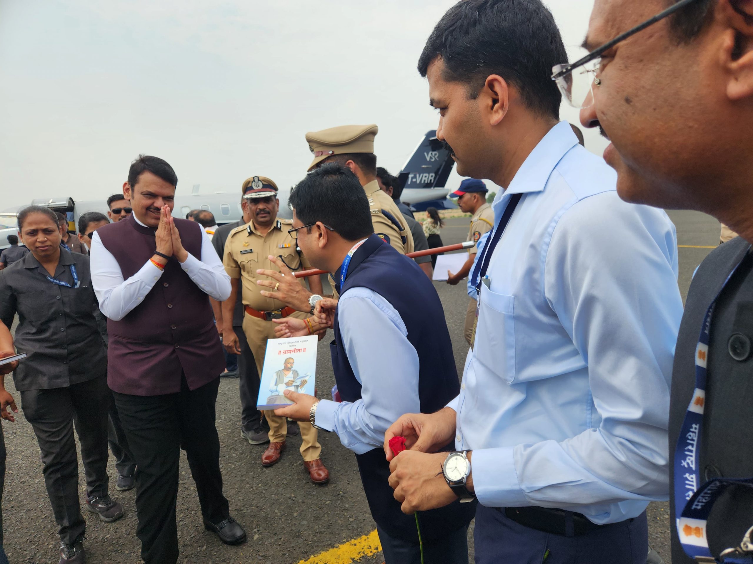 मा.मुख्यमंत्री देवेंद्र फडणवीस जी यांचे प्रशासना मार्फत ग्रामगीता देऊन स्वागत करताना मा.मु का अ मनोज जाधव साहेब
