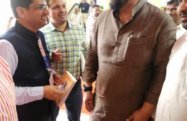 मा.सार्वजनिक बांधकाम मंत्री श्री .शिवेंद्रराजे भोसले यांचे प्रशासना र्माफत ग्रामगीता देऊन स्वागत करतांना मा.मु. का. अधि.श्री.मनोज जाधव सर