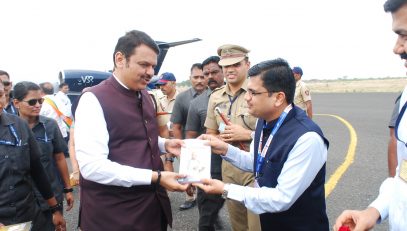 मा.मुख्यमंत्री श्री. देवेंद्र फडणवीस जी यांचे प्रशासना मार्फत ग्रामगीता देऊन स्वागत करताना मा.मु का अधि. श्री.मनोज जाधव साहेब