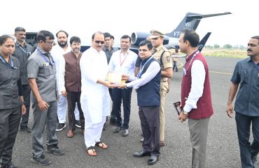 मा.उपमुख्यमंत्री श्री. अजित पवार साहेब यांचे प्रशासनाने ग्रामगीतता देऊन स्वागत करतांना मा.मुख्य कार्यकारी अधिकारी श्री.मनोज जाधव सर