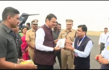 मा.मुख्यमंत्री श्री .देवेंद्र फडणवीस जी यांचे प्रशासना मार्फत ग्रामगीता देऊन स्वागत करताना मा.मु का अधि. श्री.मनोज जाधव साहेब