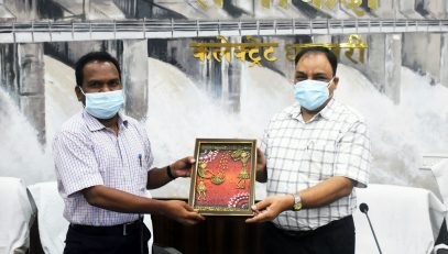 SIO being felicitated by the Collector