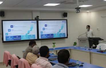 श्री अभिजीत कौशिक वैज्ञानिक-सी ने आईजीकेवी में संचालित विभिन्न ई-गवर्नेंस परियोजनाओं को प्रस्तुत किया