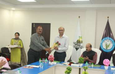 Shri Sanjay Kapoor, DDG and State Coordinator, NIC, CG is being received