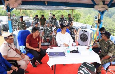 Governor interacting Counter Insergency and Jungle Warfare School officials