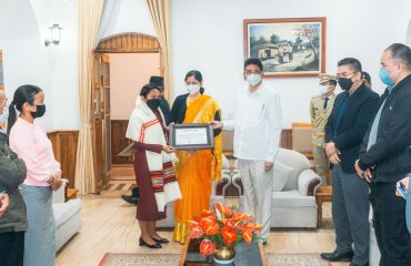 Hon'ble Governor felicitates in Syngenta Scholarship Awardee