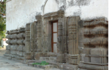 दगडात बांधलेले चांगदेवाचे मंदिर