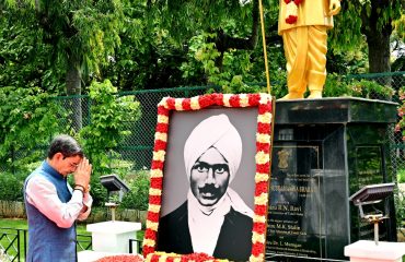 Thiru.R.N.Ravi, Hon'ble Governor of Tamil Nadu, paid floral tribute to the portrait of Mahakavi Subramania Bharathiar, on the occassion of his death anniversary, at Raj Bhavan, Chennai (11.09.2023).