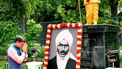 Thiru.R.N.Ravi, Hon'ble Governor of Tamil Nadu, paid floral tribute to the portrait of Mahakavi Subramania Bharathiar, on the occassion of his death anniversary, at Raj Bhavan, Chennai (11.09.2023).