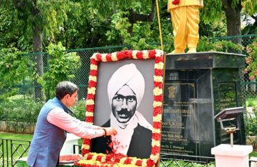 Thiru.R.N.Ravi, Hon'ble Governor of Tamil Nadu, paid floral tribute to the portrait of Mahakavi Subramania Bharathiar, on the occassion of his death anniversary, at Raj Bhavan, Chennai on 11.09.2023.