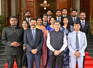 Indian Defence Accounts Service Officer Trainees of 2021 & 2022 batch called on Thiru. R.N.Ravi, Hon’ble Governor of Tamil Nadu, at Raj Bhavan, Chennai (19.09.2023).