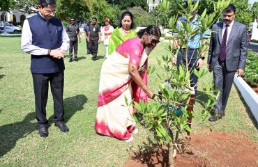 President planted tree saplings 2