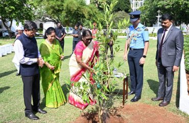 President planted tree saplings 1