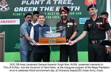 GOC DB Area Lieutenant General Karanbir Singh Brar, AVSM presented memento to Thiru.R.N.Ravi, Hon'ble Governor of Tamil Nadu