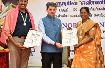 Thiru.R.N.Ravi, Hon'ble Governor of Tamil Nadu, felicitated the National Awardees, at Governor's 'Think To Dare' Series - IX: interaction with the Teachers and Educationalists, held at Raj Bhavan, Chennai on 09.09.2023.