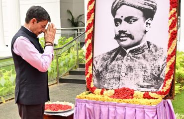 Thiru.R.N.Ravi, Hon'ble Governor of Tamil Nadu, paid floral tribute to the Portrait of freedom fighter V.O.Chidambaranar on his 152nd birth anniversary at Raj Bhavan, Chennai on 05.09.2023