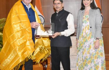 on'ble Barry O' Farrell AO, Australian High Commissioner to India along with the Consul-General of Australia 1