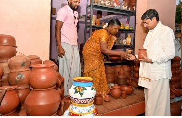 Hon’ble Governor of Tamil Nadu, visited traditional pot makers at Alwarkurichi on 28.09.2023.