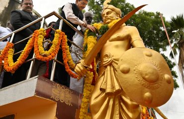 Hon’ble Governor of Tamil Nadu, paid floral tribute to the statue of Puli Thevar, at Puli Thevar Palace, Nelkattumseval,Tenkasi - 29.09.2023