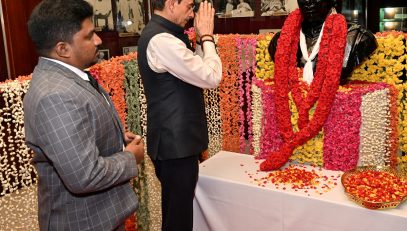 Hon’ble Governor of Tamil Nadu, paid floral tribute to the statue of ‘ Perunthalaivar’ Kamarajar, and visited the Kamarajar Illam at Virudhunagar on 29.09.2023