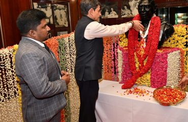 Hon’ble Governor of Tamil Nadu, paid floral tribute to the statue of ‘ Perunthalaivar’ Kamarajar, and visited the Kamarajar Illam at Virudhunagar- 29.09.2023