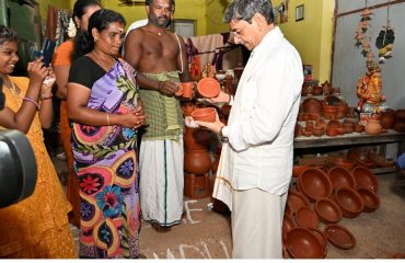 Hon’ble Governor of Tamil Nadu, visited traditional pot makers at Alwarkurichi, Tenkasi district on 28.09.2023
