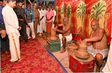 Hon’ble Governor of Tamil Nadu, visited traditional pot makers at Alwarkurichi - 28.09.2023.