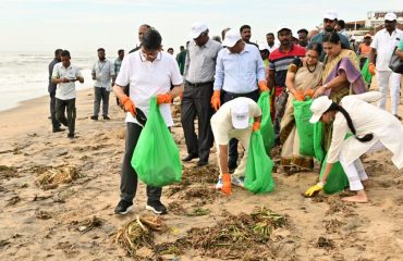 Hon’ble Governor of Tamil Nadu, participated in mass beach cleaning activity along with fishermen and students as apart of Swachhata Hi Seva 2023 campaign - 01.10.2023 at Nainar Kuppam, Uthandi