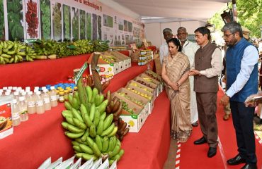 Hon'ble Governor of Tamil Nadu inaugurated and visited the stalls of banana farming and associated industrial products organized by the Indian Council of Agriculture Research and ICAR-National Research, Centre for Banana (ICAR-NRCB), Tiruchirappalli, at Raj Bhavan, Chennai - 02.10.2023.