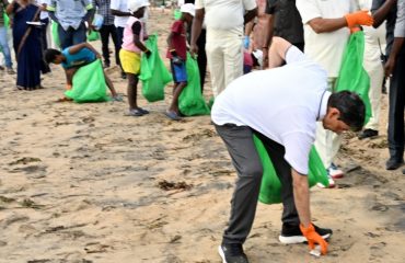 Hon’ble Governor of Tamil Nadu, participated in mass beach cleaning activity along with fishermen and students as apart of Swachhata Hi Seva 2023 campaign at Nainar Kuppam, uthandi - 01.10.2023