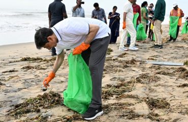 Hon’ble Governor of Tamil Nadu, participated in mass beach cleaning activity along with fishermen and students as apart of Swachhata Hi Seva 2023 campaign at Nainar Kuppam - 01.10.2023