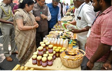 Hon'ble Governor of Tamil Nadu inaugurated and visited the stalls of banana farming and associated industrial products organized by the Indian Council of Agriculture Research and ICAR-National Research, Centre for Banana (ICAR-NRCB), Tiruchirappalli, at Raj Bhavan, Chennai - 02.10.2023.