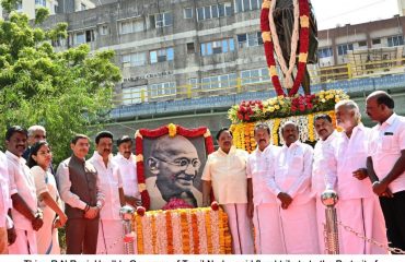 Thiru. R.N.Ravi, Hon'ble Governor of Tamil Nadu, paid floral tribute to the Portrait of Mahatma Gandhi on the occasion of Gandhi Jayanthi at Gandhi Statue, Government Museum, Egmore on 02.10.2023