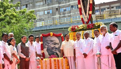 Thiru. R.N.Ravi, Hon'ble Governor of Tamil Nadu, paid floral tribute to the Portrait of Mahatma Gandhi on the occasion of Gandhi Jayanthi at Gandhi Statue, Government Museum, Egmore on 02.10.2023