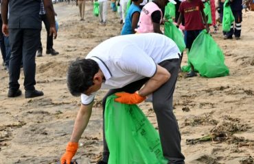 Hon’ble Governor of Tamil Nadu, participated in mass beach cleaning activity along with fishermen and students as apart of Swachhata Hi Seva 2023 campaign - 01.10.2023 at Nainar Kuppam