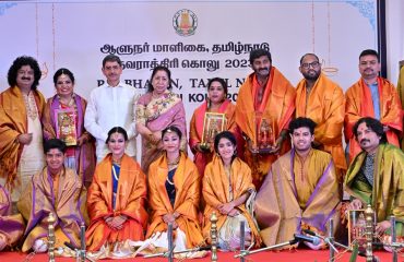 Thiru.R.N.Ravi, Hon’ble Governor of Tamil Nadu and First Lady of Tamil Nadu, Tmt.Laxmi Ravi, felicitated artists for their cultural performances at Navaratri Golu exhibition organized at Raj Bhavan, Chennai - 15.10.2023