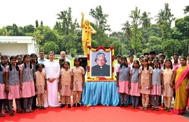 Hon’ble Governor of Tamil Nadu, along with school students paid floral tribute to the portrait of Dr. A.P.J Abdul Kalam, former President of India, on the occasion of his birth anniversary on 15.10.2023