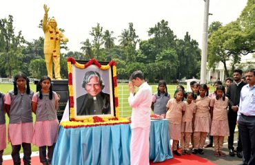 Hon’ble Governor of Tamil Nadu, along with school students paid floral tribute to the portrait of Dr. A.P.J Abdul Kalam, former President of India,on the occasion of his birth anniversary on 15.10.2023