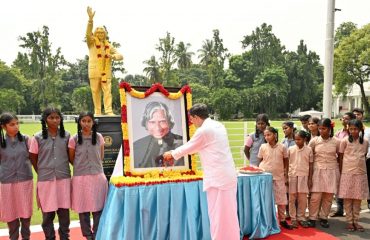 Hon’ble Governor of Tamil Nadu, along with school students paid floral tribute to the portrait of Dr. A.P.J Abdul Kalam, former President of India,on the occasion of his birth anniversary - 15.10.2023