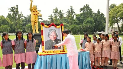Hon’ble Governor of Tamil Nadu, along with school students paid floral tribute to the portrait of Dr. A.P.J Abdul Kalam, former President of India,on the occasion of his birth anniversary - 15.10.2023