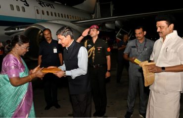 Hon’ble President of India, was received by Hon’ble Governor of Tamil Nadu, at Chennai Airport