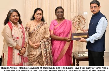 Thiru.R.N.Ravi, Hon’ble Governor of Tamil Nadu and Tmt.Laxmi Ravi, First Lady of Tamil Nadu,  presented a memento to Smt.Droupadi Murmu, Hon’ble President of India, at Raj Bhavan, Chennai - 27.10.2023