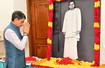 Thiru.R.N.Ravi, Hon’ble Governor of Tamil Nadu, paid floral tribute to the portrait of freedom fighter Pasumpon Muthuramalinga Thevar on the occasion of his birth anniversary and Guru Pooja, at Raj Bhavan, Chennai - 30.10.2023