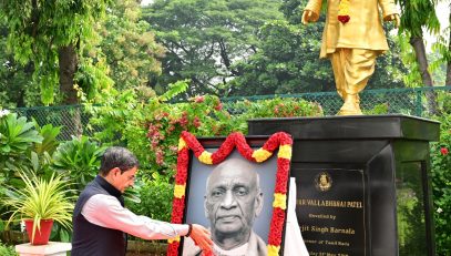 Thiru.R.N.Ravi, Hon’ble Governor of Tamil Nadu, paid floral tributes to the portrait of Sardar Vallabhbhai Patel, at Raj Bhavan, Chennai - 31.10.2023