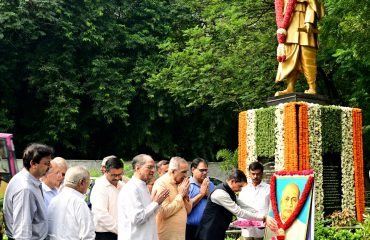 Thiru.R.N.Ravi, Hon’ble Governor of Tamil Nadu, paid floral tributes to the portrait of Sardar Vallabhbhai Patel, at Sardar Vallabhbhai Patel statue in front of Main gate, Raj Bhavan, Chennai - 31.10.2023