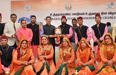 Thiru.R.N.Ravi, Hon’ble Governor of Tamil Nadu, felicitated the performers of cultural programmes  at Celebration of Foundation Day of Uttarakhand State, at  Raj Bhavan, Chennai - 09.11.2023