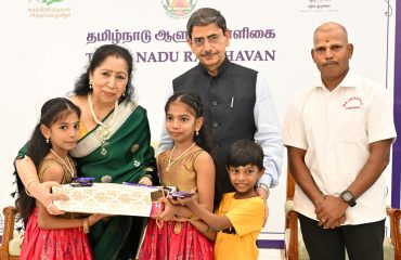 Thiru.R.N.Ravi, Hon’ble Governor of Tamil Nadu and Tmt.Laxmi Ravi, First Lady of Tamil Nadu, distributed sweets, gifts and extended their hearty Deepavali wishses to all Raj Bhavan family members at Raj Bhavan, Chennai - 10.11.2023