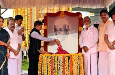 Hon’ble Governor of Tamil Nadu, paid floral tribute to the portrait of Pandit Jawaharlal Nehru, on the occasion of his, birth anniversary at Nehru Statue, Kathipara Junction, Guindy - 14.11.23